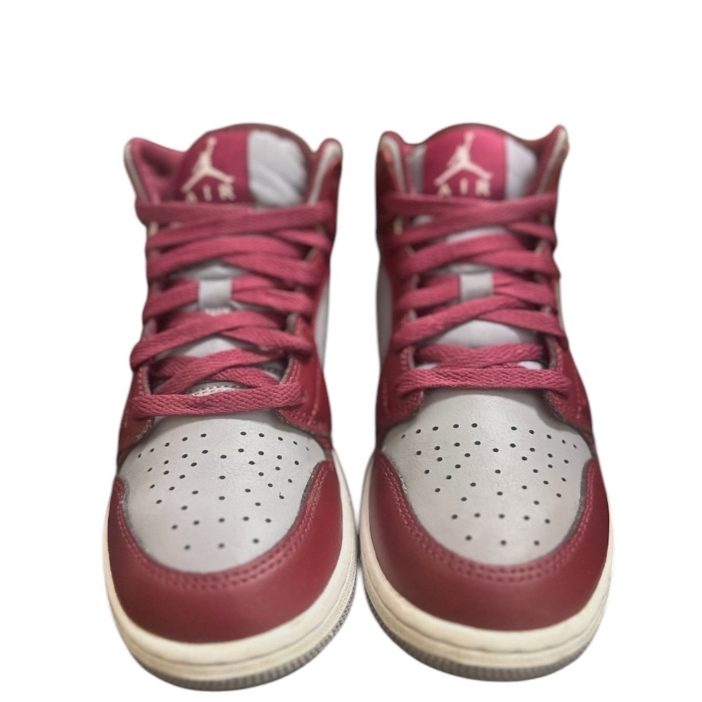 NIKE AIR JORDENS 1 MID SE
BOYS 4.5